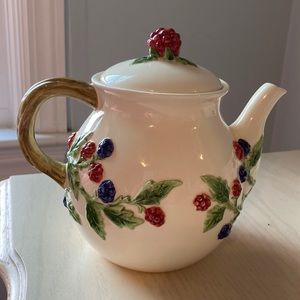 Berries on Vine teapot